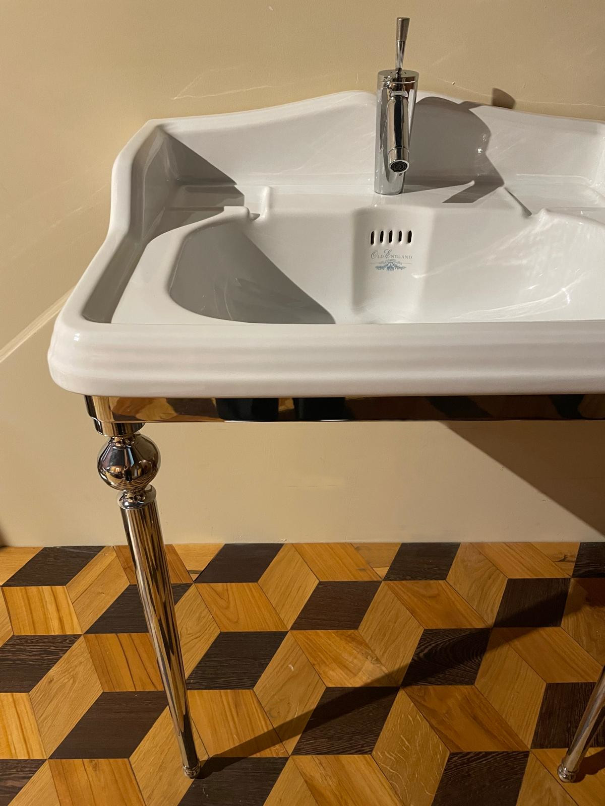dettaglio lavabo consolle