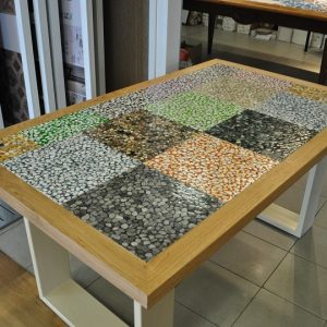 tavolo con legno e sassi
