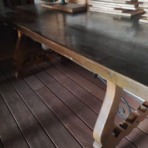 pavimento e tavolo legno
