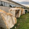 blocchi in marmo giallo