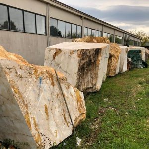 blocchi in marmo giallo