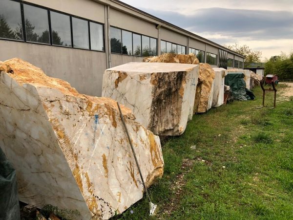 blocchi in marmo giallo
