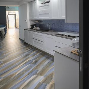 effetto legno blu cucina
