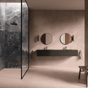 ambiente bagno con pavimento e rivestimento abbinati