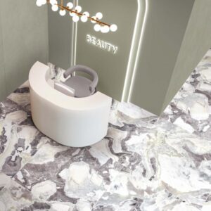 rivestimento verde e pavimento effetto marmo