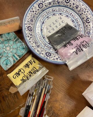 colori pennelli workshop ceramica cristiani